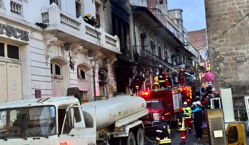 Voraz incendio en una casa colonial cerca de la Iglesia San Francisco en La Paz