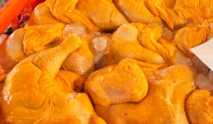 La Paz: En el mercado mayorista el pollo entero se vende en Bs 120; Emapa cierra por inventario dos agencias donde se vende esa carne