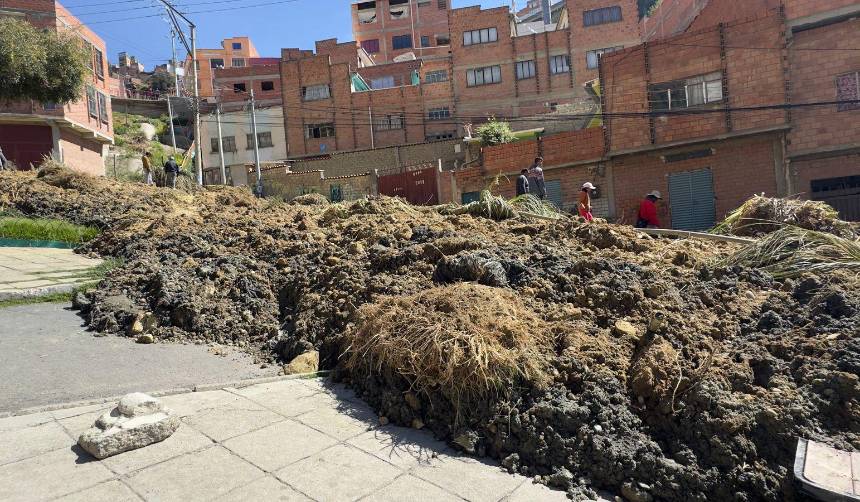 Evacúan a cinco familias tras la caída de un talud en la ciudad de La Paz