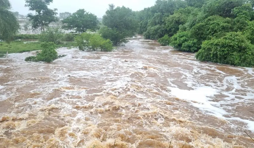 Dos barrios amenazados en Puerto Paila tras rotura de un dique y rebalse del río Cotoca