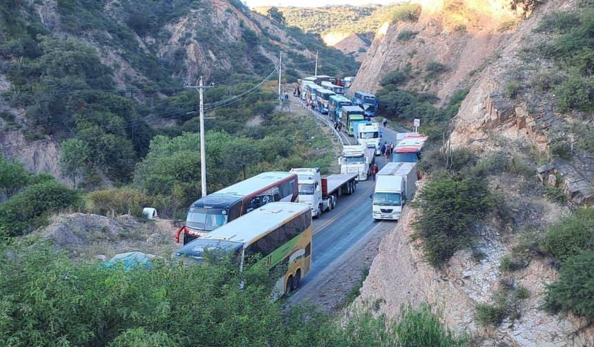 Transportistas declaran cuarto intermedio en bloqueo en la ruta Cochabamba-Oruro hasta la medianoche 
