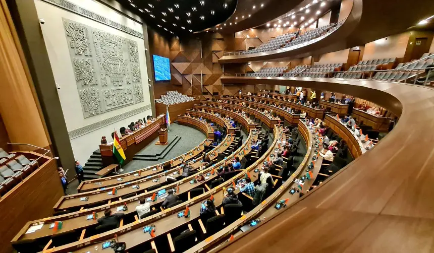 Suspenden reinstalación de sesión en la ALP por licencia de 24 senadores; estaba en agenda un crédito de $us 30 millones