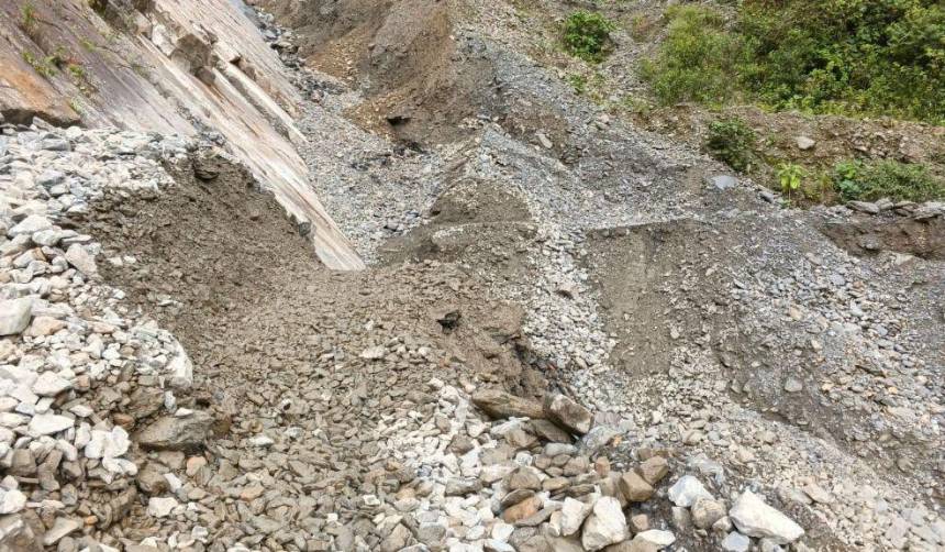 La Paz: Cierran el tramo Unduavi - Chulumani por derrumbes; la ABC moviliza maquinaria pesada