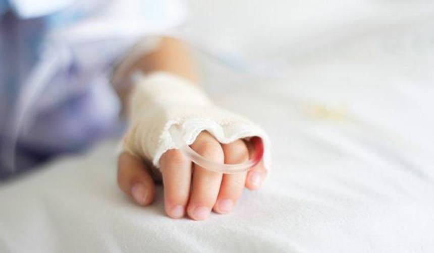 “Me estaban jaloneando”: Niño de 7 años termina en terapia intensiva tras caer de cabeza en un colegio de El Alto