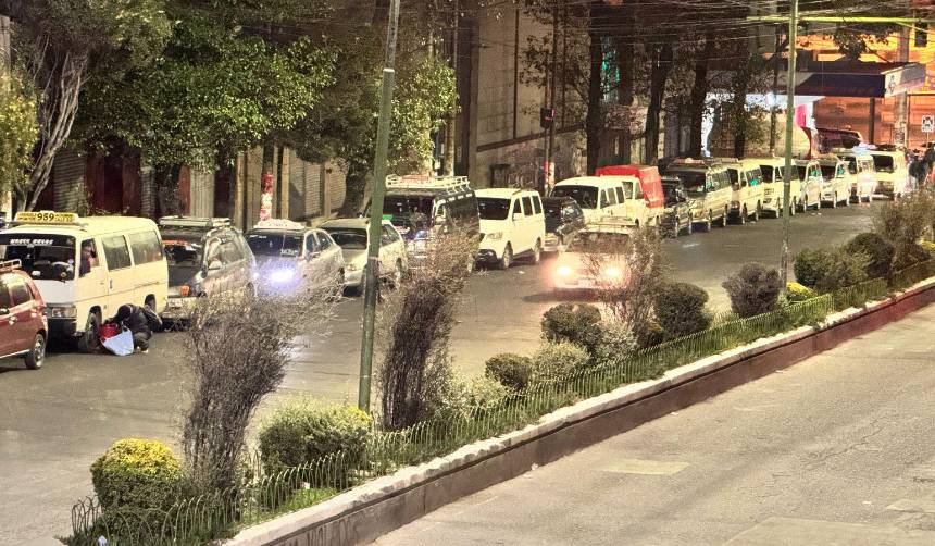 El bloqueo de caminos golpea a La Paz, que amanece con filas por combustibles y pollo