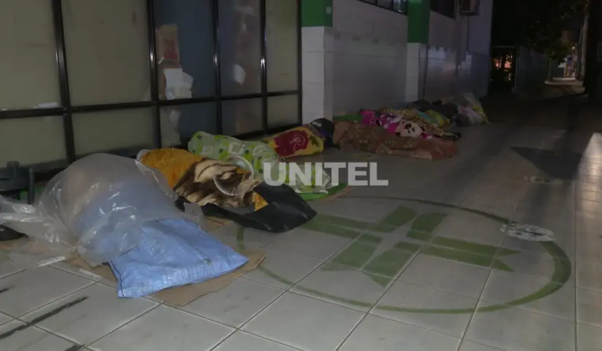 A la intemperie en un intenso frío, pacientes buscan una ficha en hospitales públicos cruceños