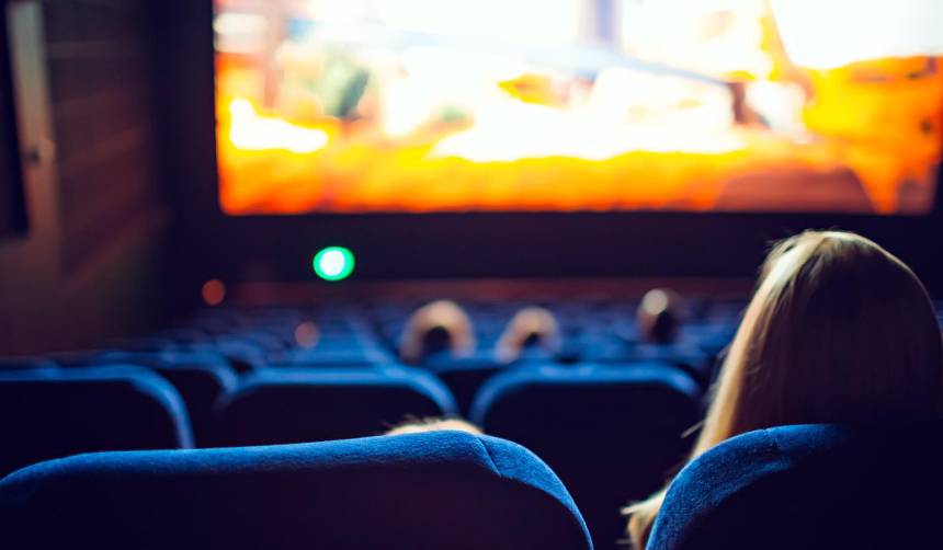 “Les tuve que cubrir los ojos”: Mamá demanda a cadena de cine por pasar tráilers de terror antes de Lilo y Stitch