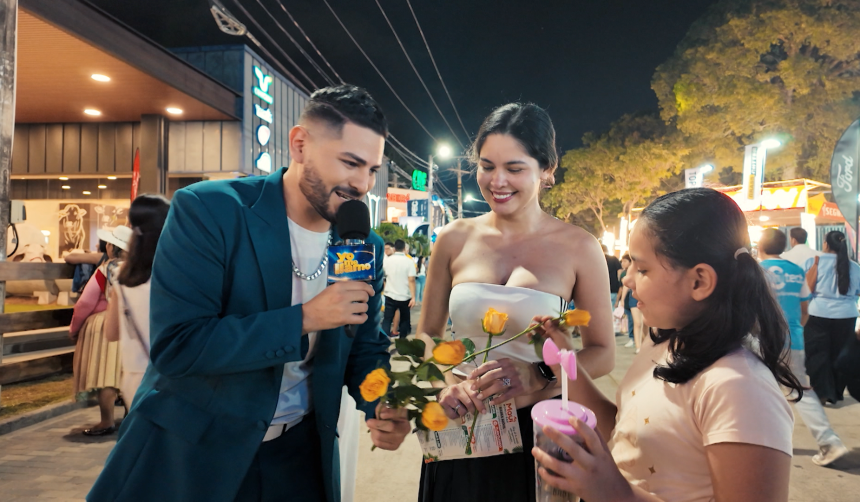 Jessi Uribe y Maluma regalaron flores amarillas en la Expocruz 