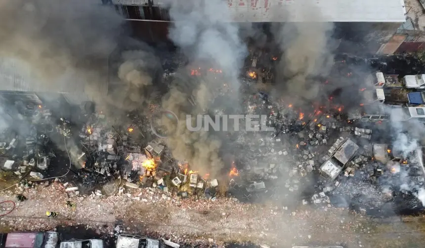 Imágenes aéreas: Vehículos quemados y otros daños deja el incendio en un depósito de la Gobernación cruceña
