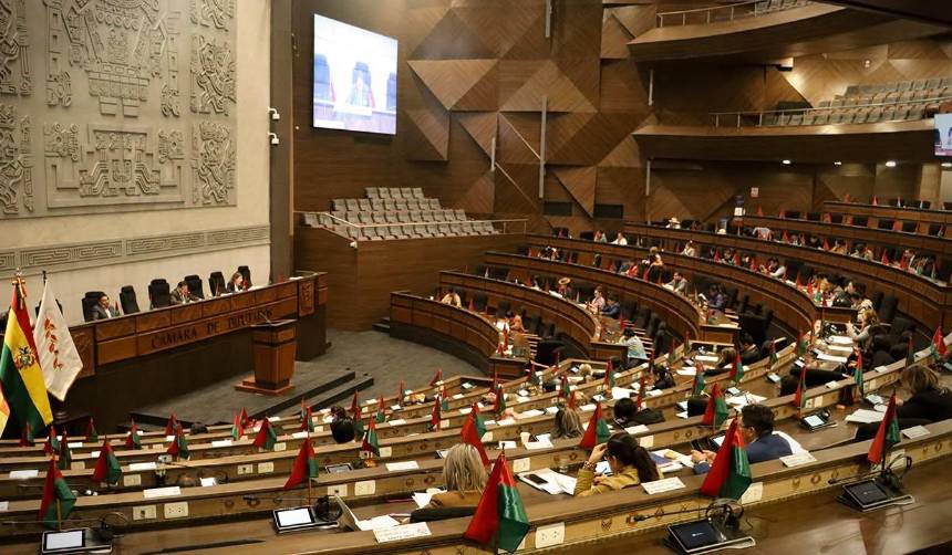 Diputados debaten crédito de $us 62 millones del BID para ampliar una línea del teleférico de La Paz