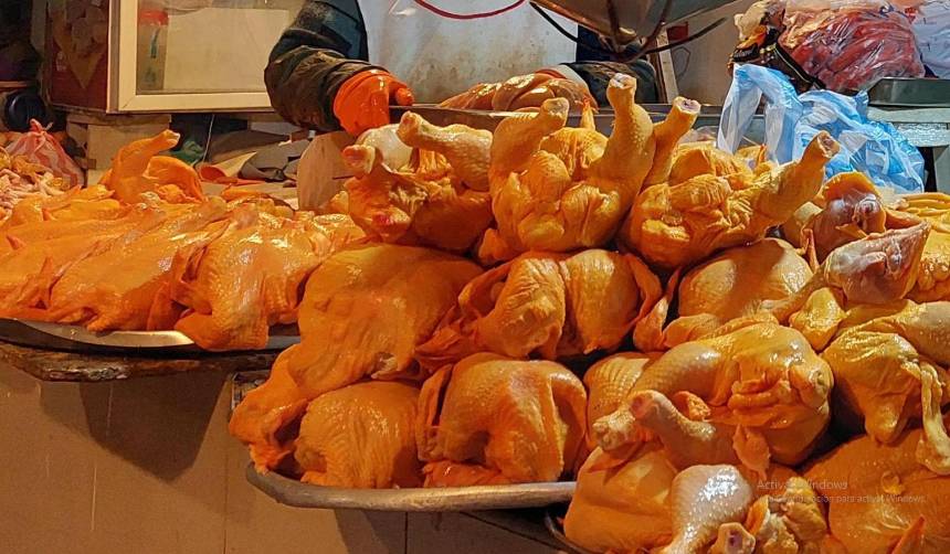 Precio del kilo de pollo baja a Bs 15,50 en mercados cruceños y comerciantes señalan que hay sobreoferta por los bloqueos