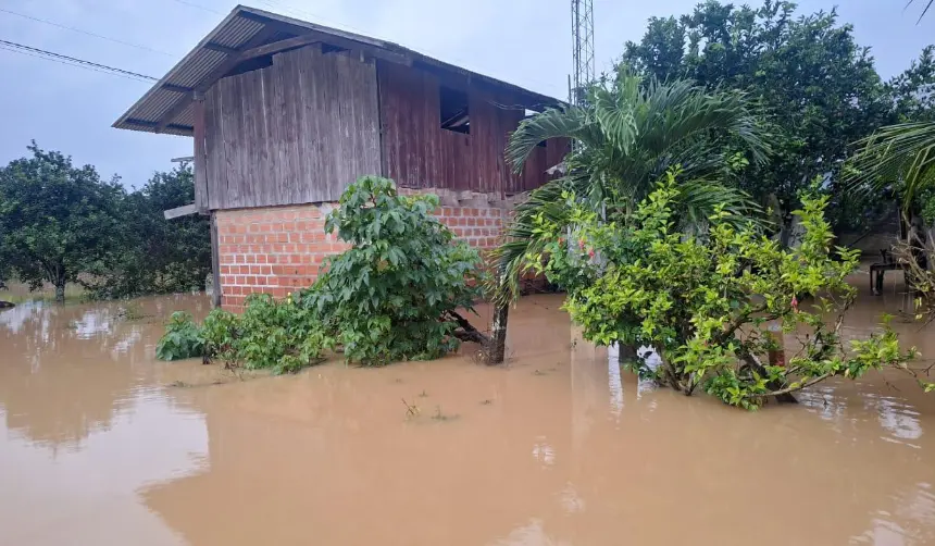 Emergencia por desbordes de ríos en el trópico, el agua inunda viviendas y calles en Puerto Villarroel