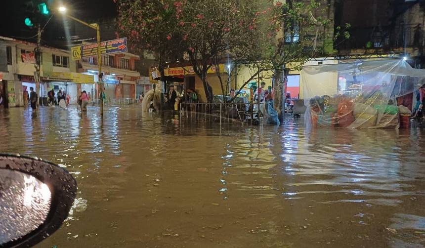 Calles bajo el agua, así quedó el centro de Quillacollo tras lluvia