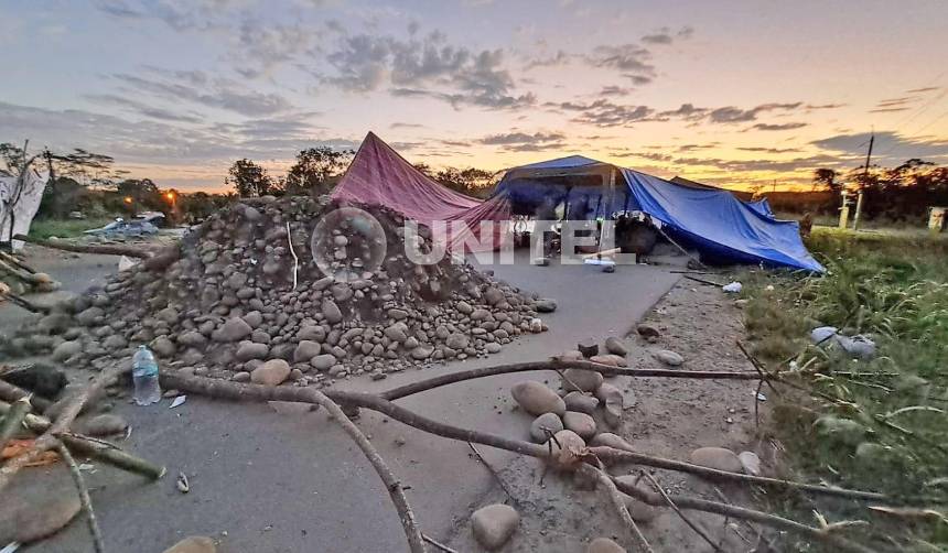 Bloqueo en la ruta nueva Cochabamba – Santa Cruz se mantiene pese al Estado de excepción