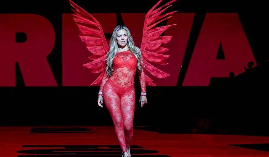 Karol G deslumbra en el Victoria`s Secret Fashion Show 2025 