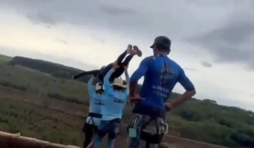 Detienen a tres hombres por la muerte de una joven al ser lanzada de un puente sin cuerdas de seguridad
