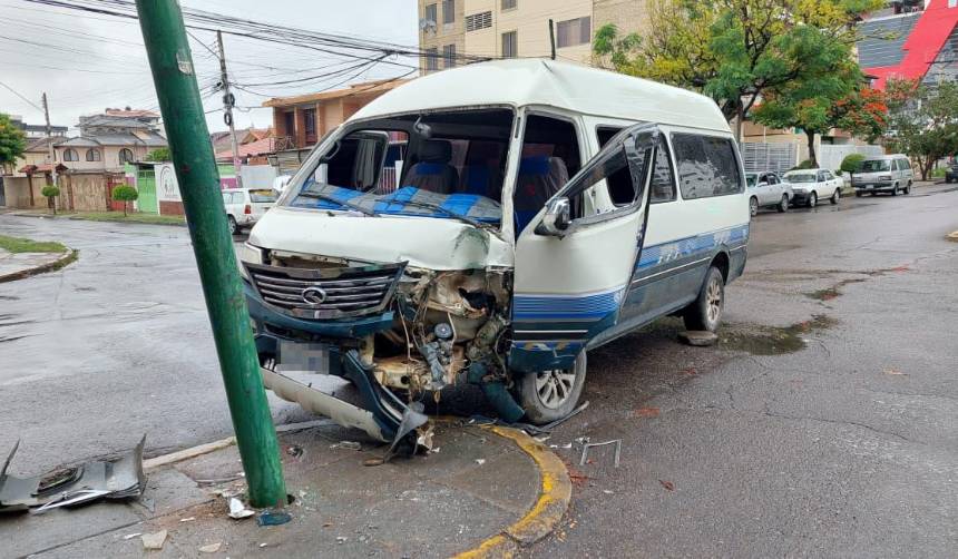 Conductor queda atrapado entre los fierros luego de impactar con su minibús contra un poste