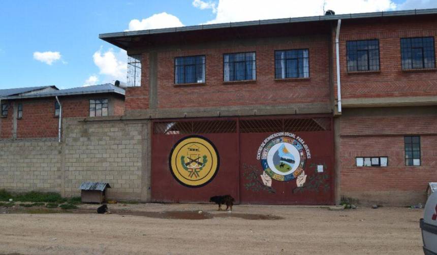 Emiten orden de aprehensión contra el jefe de seguridad de una cárcel de La Paz por la fuga de un reo, reporta la Fiscalía