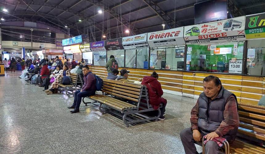 Tras suspenderse bloqueos, se restablecen los viajes entre Santa Cruz y Cochabamba por la carretera nueva