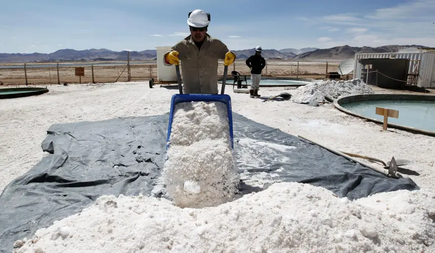 Gobierno dice que aprobar contratos de litio permitirá a Bolivia estar lista cuando el mineral tenga mejor cotización