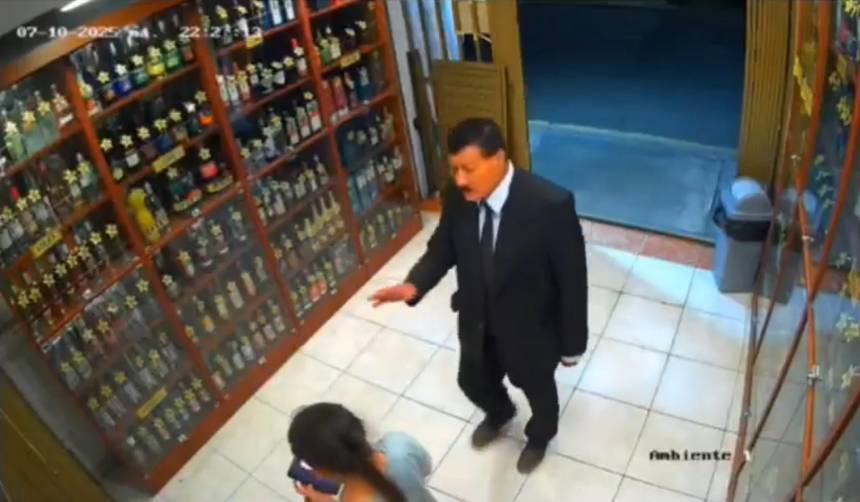 De saco y corbata: Hombre entró a una tienda y le robó el celular a una niña