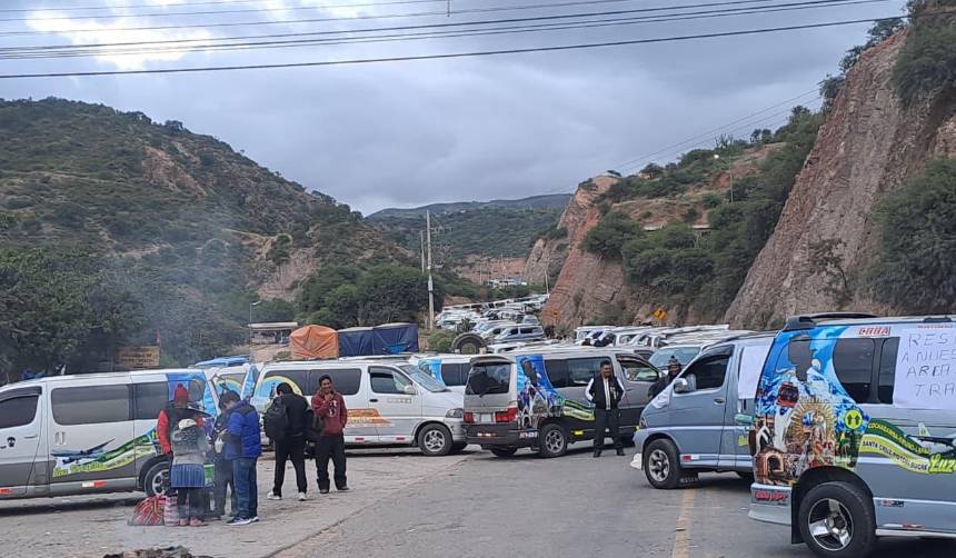 Transportistas retoman bloqueo en Parotani y se corta el paso en la ruta a La Paz y Oruro