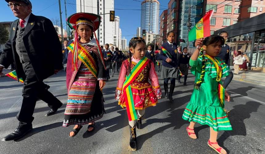 Desfiles, danzas y tricolor marcan festejos por los 201 años de independencia de Bolivia