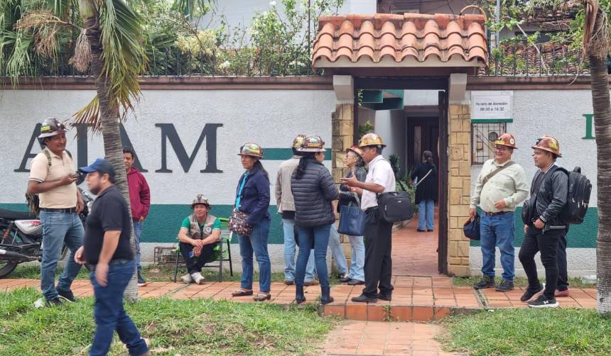 Cooperativistas mineros de Santa Cruz protestan ante la AJAM por asignación de áreas
