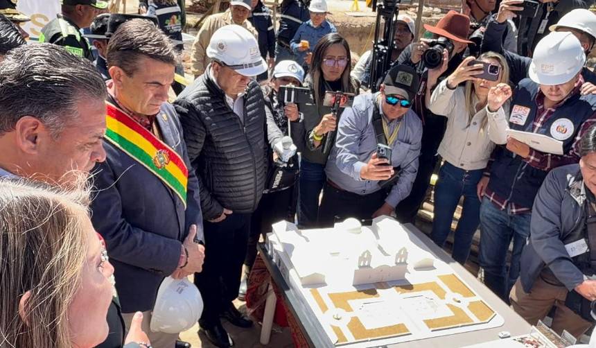 En el acto de la fundación de La Paz, el presidente urge producir en lugar de bloquear y se reactivan obras del museo 