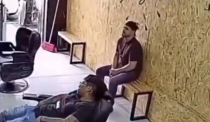 Insólito: Hombre encontró a su barbero durmiendo y decidió esperarlo 