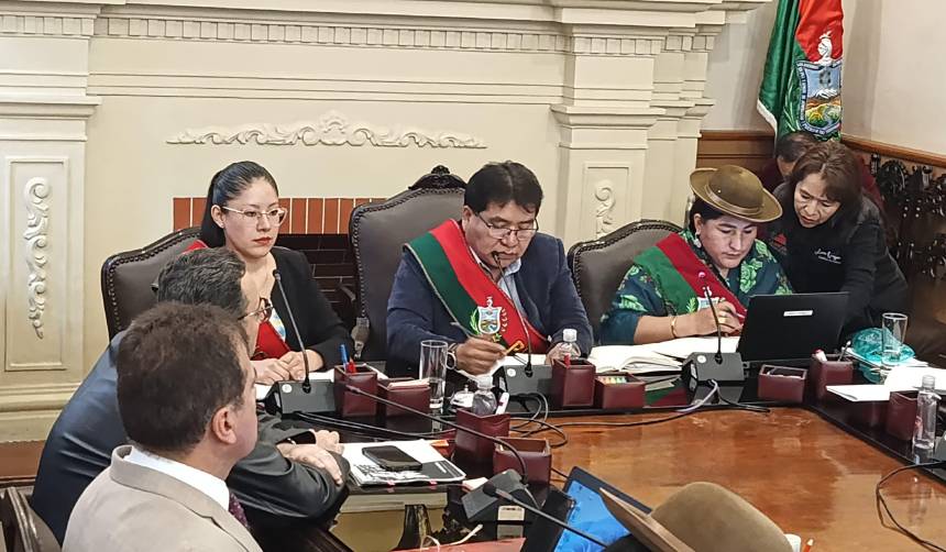 Pasajes en La Paz: nuevo presidente del Concejo anuncia abrogación de ley que congela tarifas 