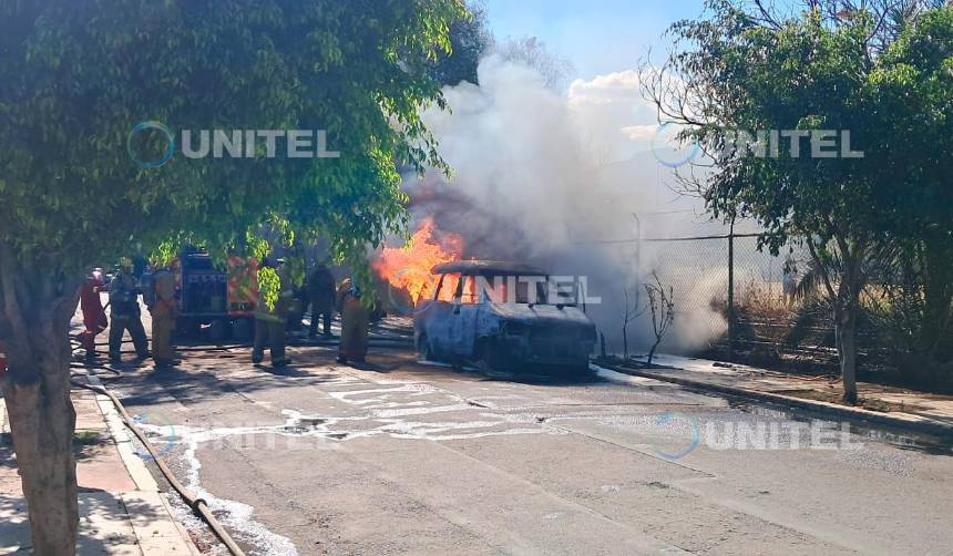 Vehículo se incendia en medio del traspaso de gasolina: el conductor quedó quemado y huyó