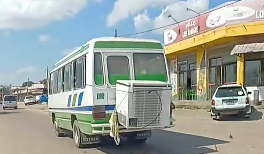 Video: Chofer encontró una insólita manera de transportar una heladera en un micro