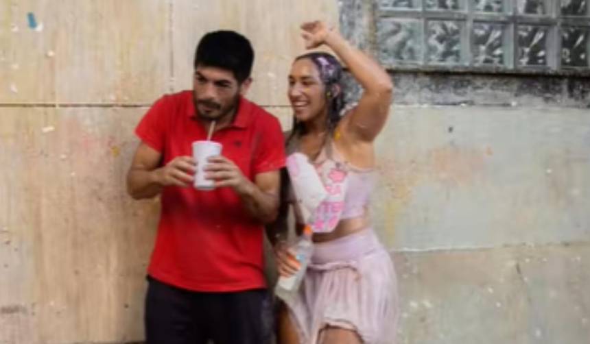 Graduada celebra su logro junto al trabajador que le guardó estacionamiento durante toda la carrera