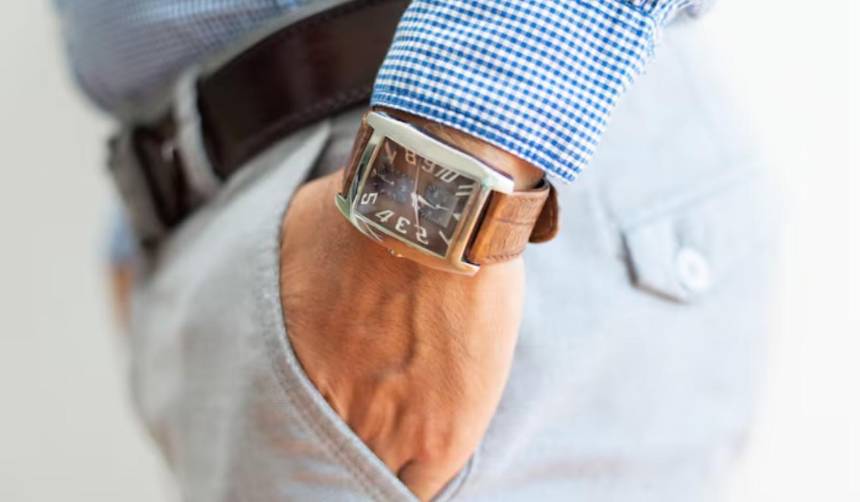 Ladrón intenta robar un reloj de lujo en pleno centro comercial, la víctima se resiste y nadie interviene