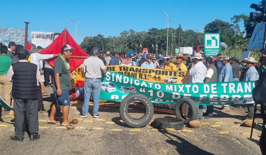 Transportistas instalan bloqueo en Yapacaní y cortan el paso en la ruta nueva a Cochabamba