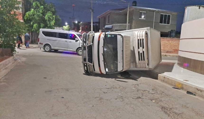Por evitar los bloqueos, camión quedA volcado tras chocar contra un minibús