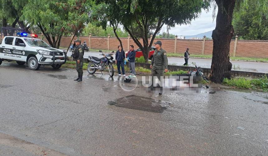 Hombre pierde la vida tras impactar con su motocicleta contra un árbol