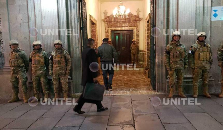 Tras la muerte de dos policías en Llallagua, Arce se reúne con sus ministros y el Alto Mando Militar y policial