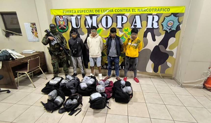 Aprehenden a cuatro personas sorprendidas con 56 paquetes de droga en un bus en el trópico 