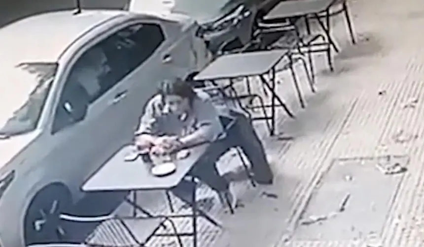 Imágenes fuertes: Un vidrio cae desde un cuarto piso sobre un hombre en una cafetería