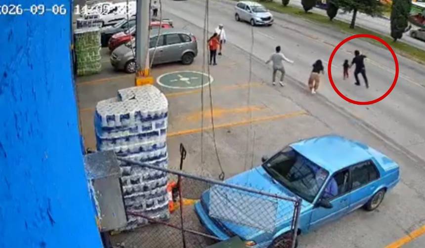 Video: Trabajador salva a una niña de ser atropellada en plena calle