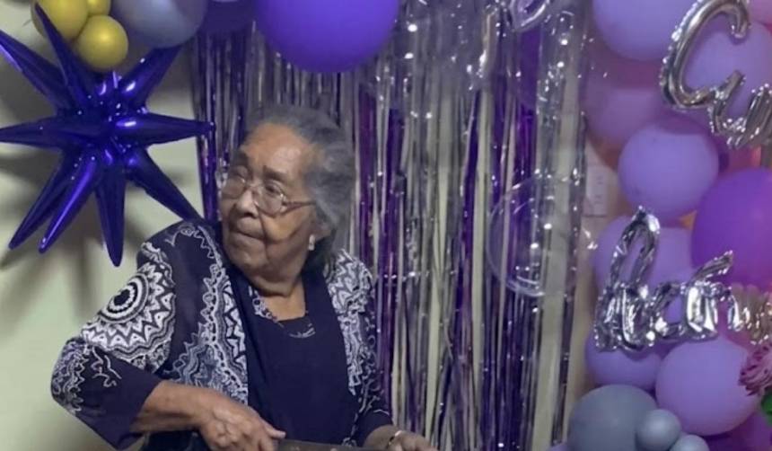 Video: Abuelita sorprende en su cumpleaños al partir la torta con un machete 