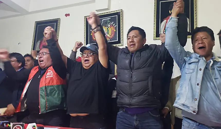 Transportistas de La Paz rechazan diálogo del Gobierno y ratifican paro indefinido departamental