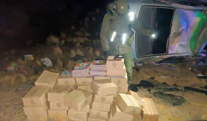 Vuelca un auto que transportaba varias cajas de figuritas del Mundial 2026