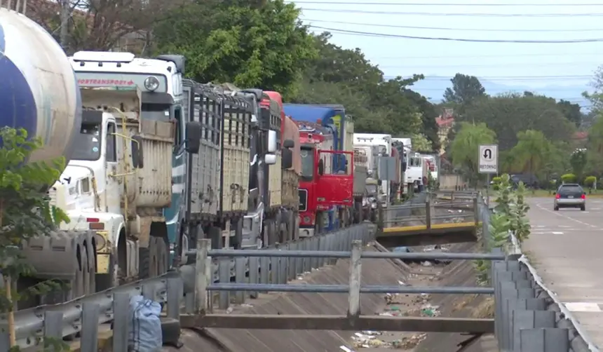 Feriado con filas en surtidores de Santa Cruz de la Sierra y se dificulta oferta de viajes interdepartamentales