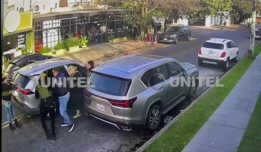 Sale a la luz video del momento en que un hombre es secuestrado por falsos policías 