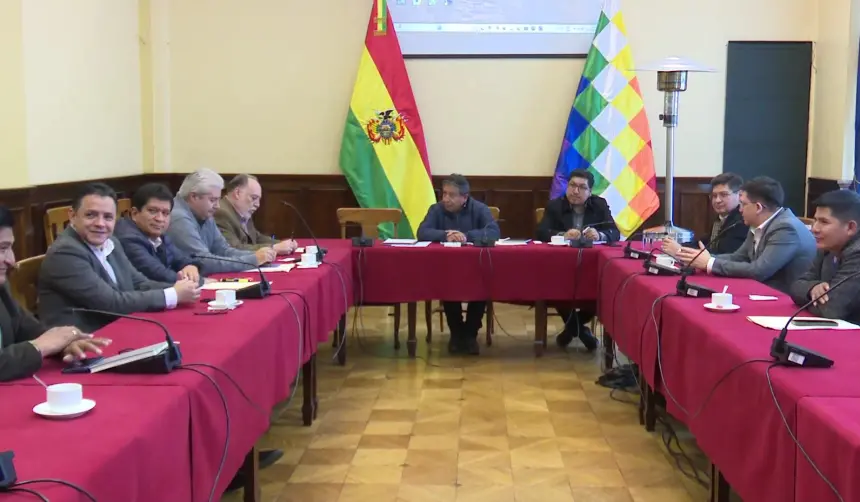 Créditos: Senador evista dice que informe de ministros es “insuficiente” y que su bancada no garantiza aprobación