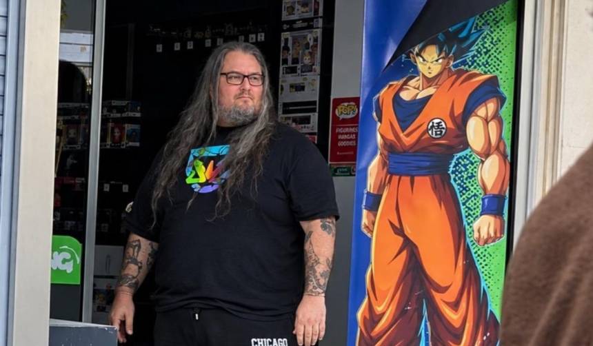 Hombre defiende su tienda de videojuegos y se enfrenta a manifestantes durante protestas de Francia 