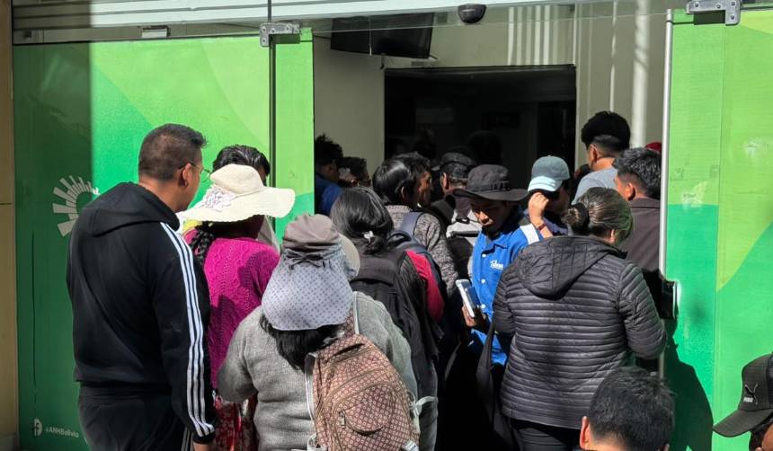 Transportistas bloqueados en el sistema B-SISA reclaman en La Paz y Cochabamba